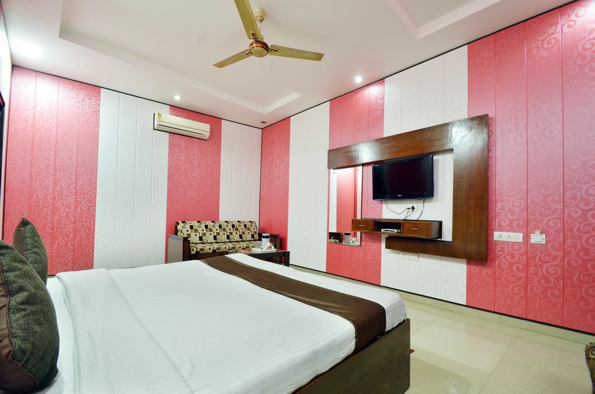 Oyo 5026 Preet 3* Chandigarh